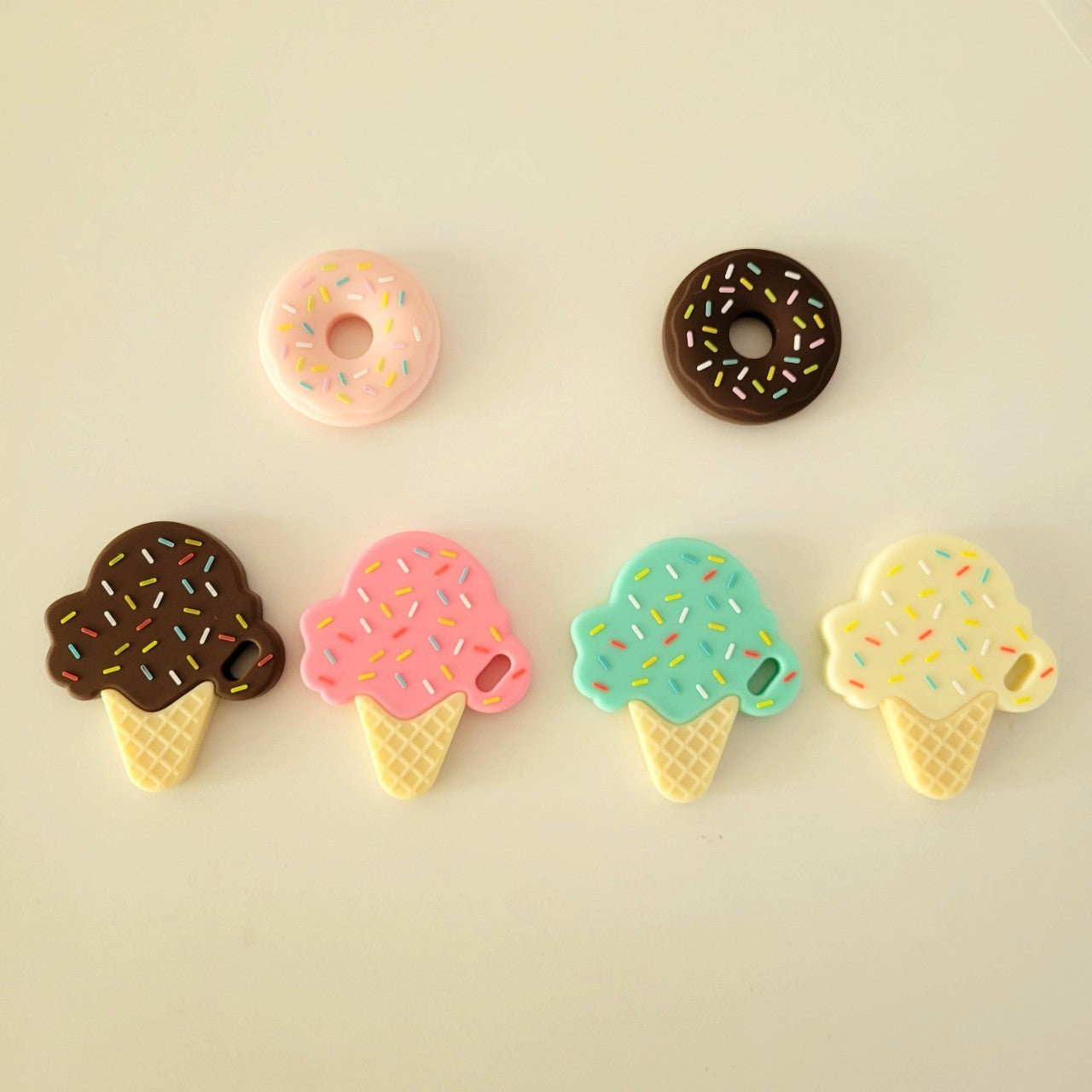 アイスクリームとドーナツの歯固め